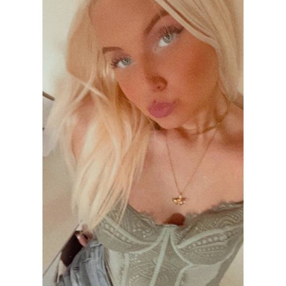 Meet your Posher, Brooke - Picture 1 of 1